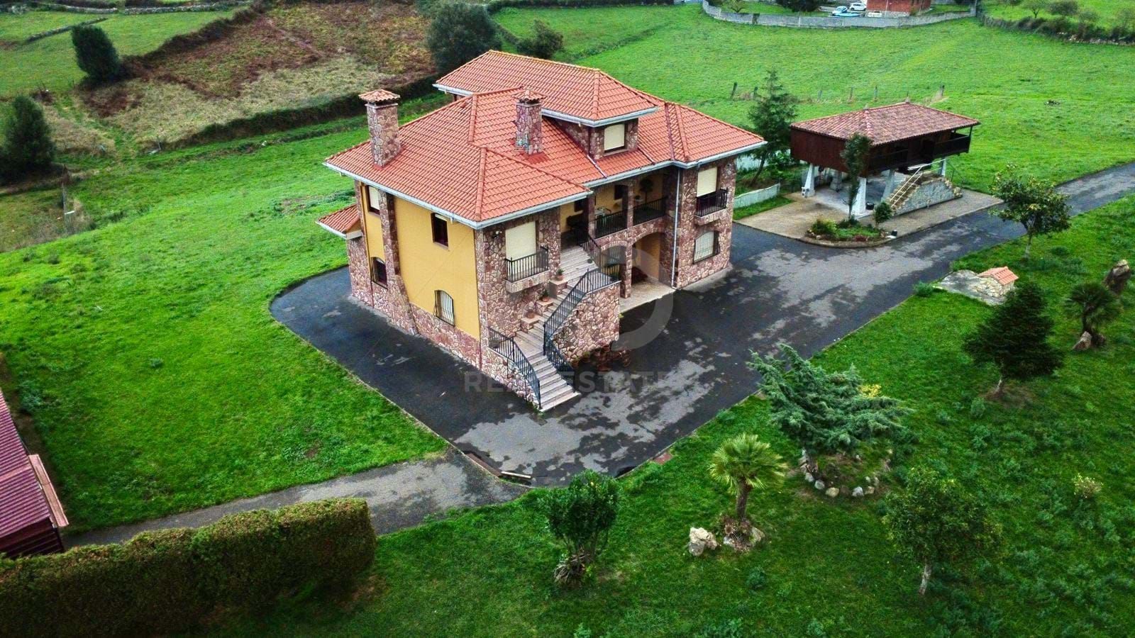 Vista exterior de Casa o xalet en venda en Avilés amb Calefacció