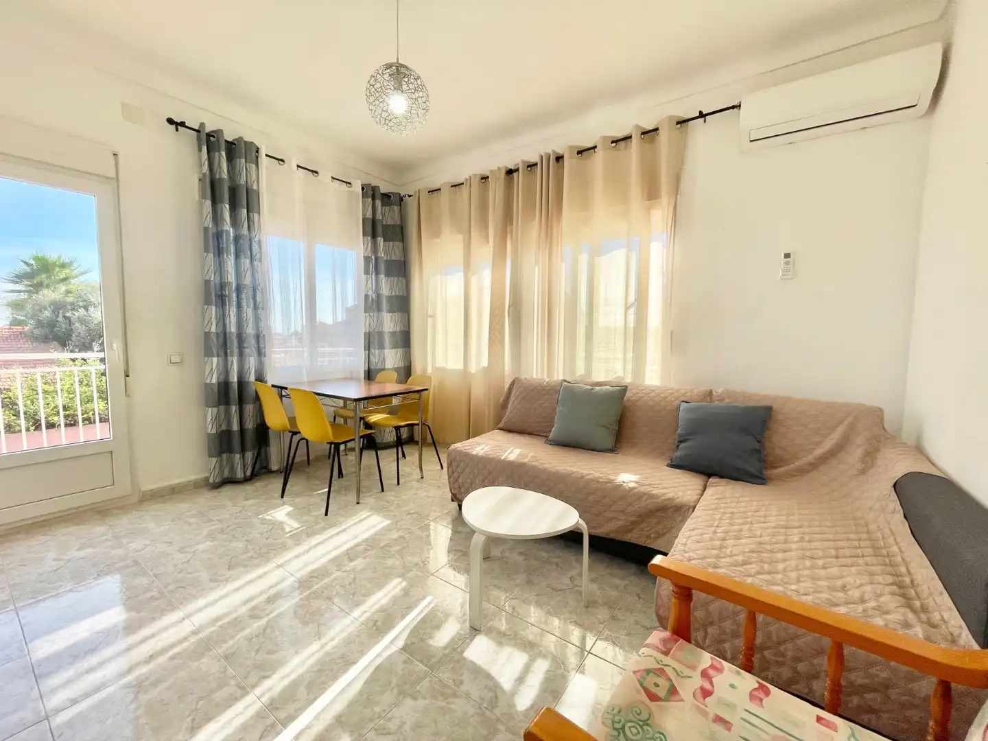 Sala de estar de Apartamento de alquiler en Torrevieja con Aire acondicionado, Calefacción y Terraza