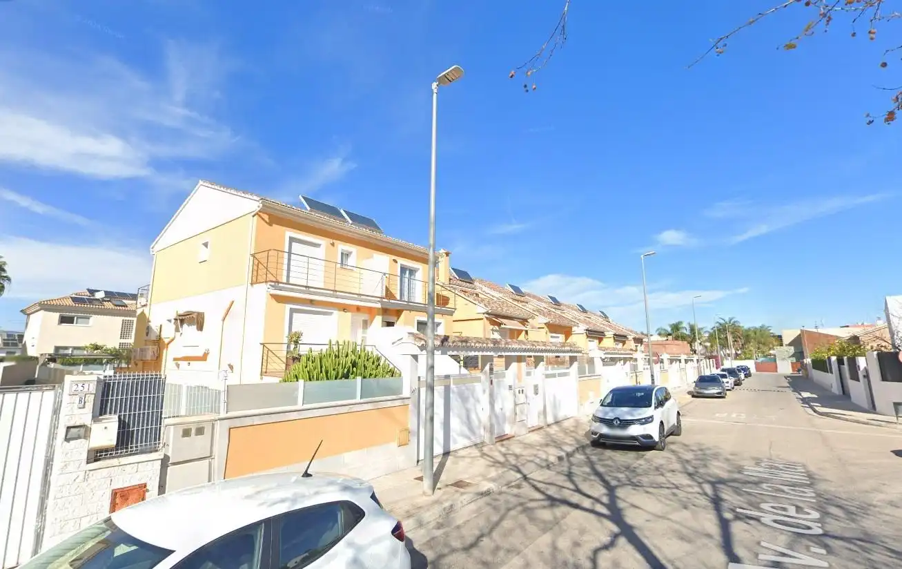 Vista exterior de Casa adosada en venda en Gandia amb Jardí privat, Terrassa i Piscina
