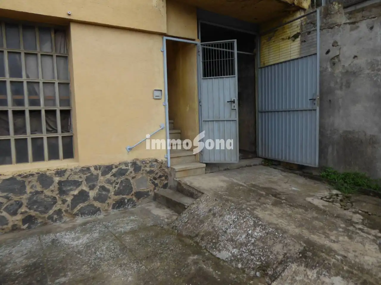 Vista exterior de Casa o xalet en venda en Olot amb Jardí privat