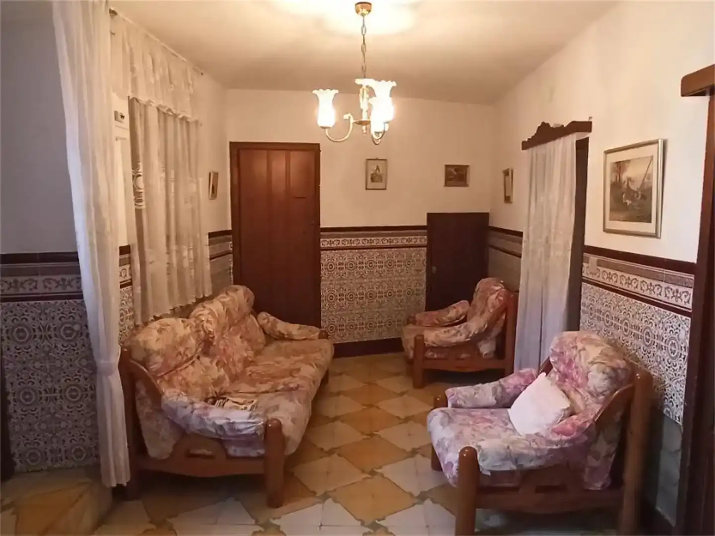 Sala d'estar de Casa adosada en venda en Almoharín amb Moblat i Balcó
