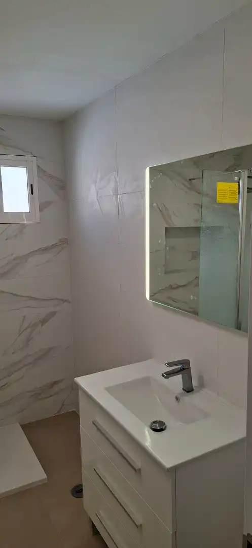 Baño de Piso en venta en Arico con Horno, Microondas y Balcón