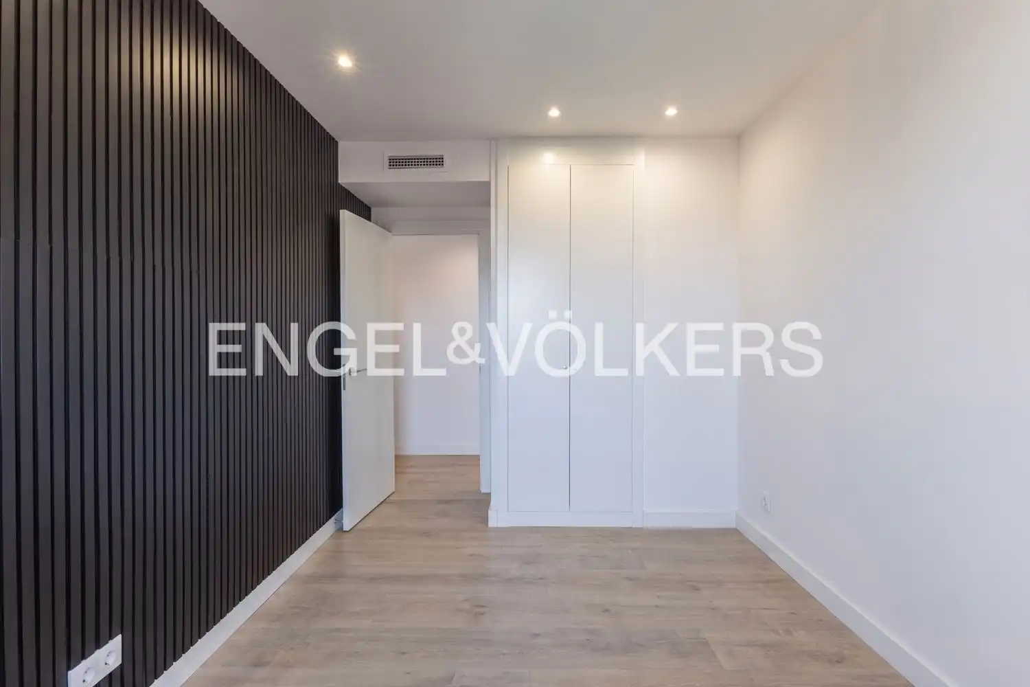 Bedroom of Flat for rent in Valencia  with Air Conditioner, Heating and Terrace