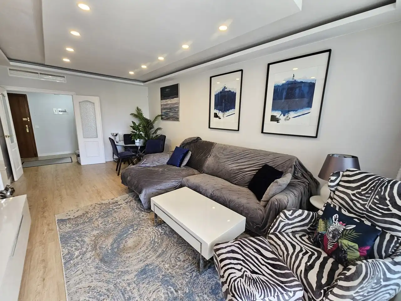 Sala d'estar de Apartament en venda en Estepona amb Aire condicionat, Terrassa i Piscina