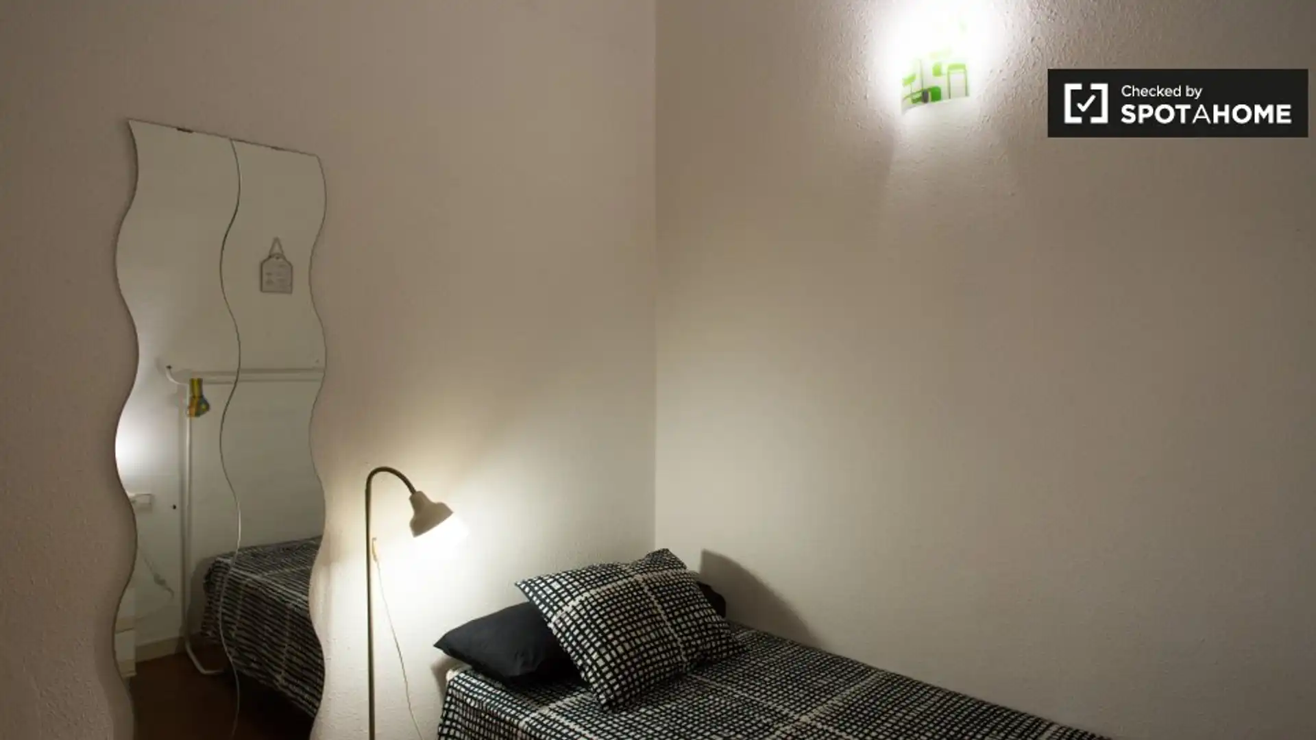 Bedroom of Flat for share in  Barcelona Capital  with Air Conditioner and Terrace
