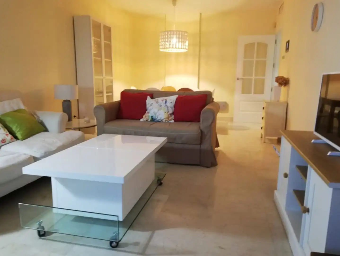 Sala d'estar de Apartament de lloguer en La Alcaidesa amb Aire condicionat, Calefacció i Terrassa
