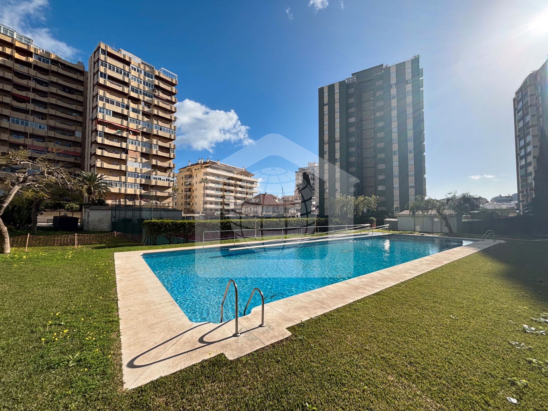 Swimming pool of Flat for sale in Fuengirola
