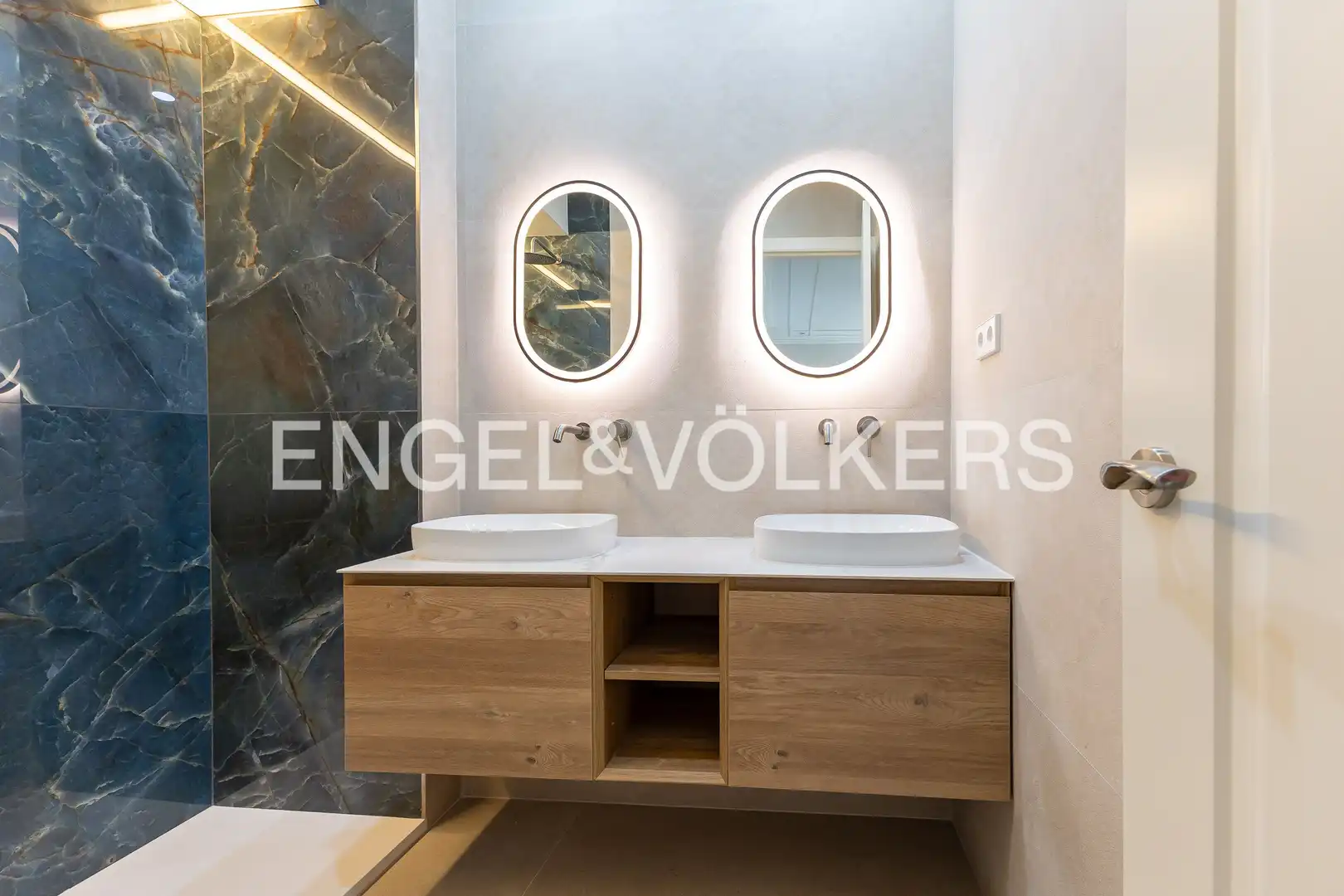 Badezimmer von Wohnung zum Verkauf in Madrid mit Klimaanlage, Heizung und Balkon
