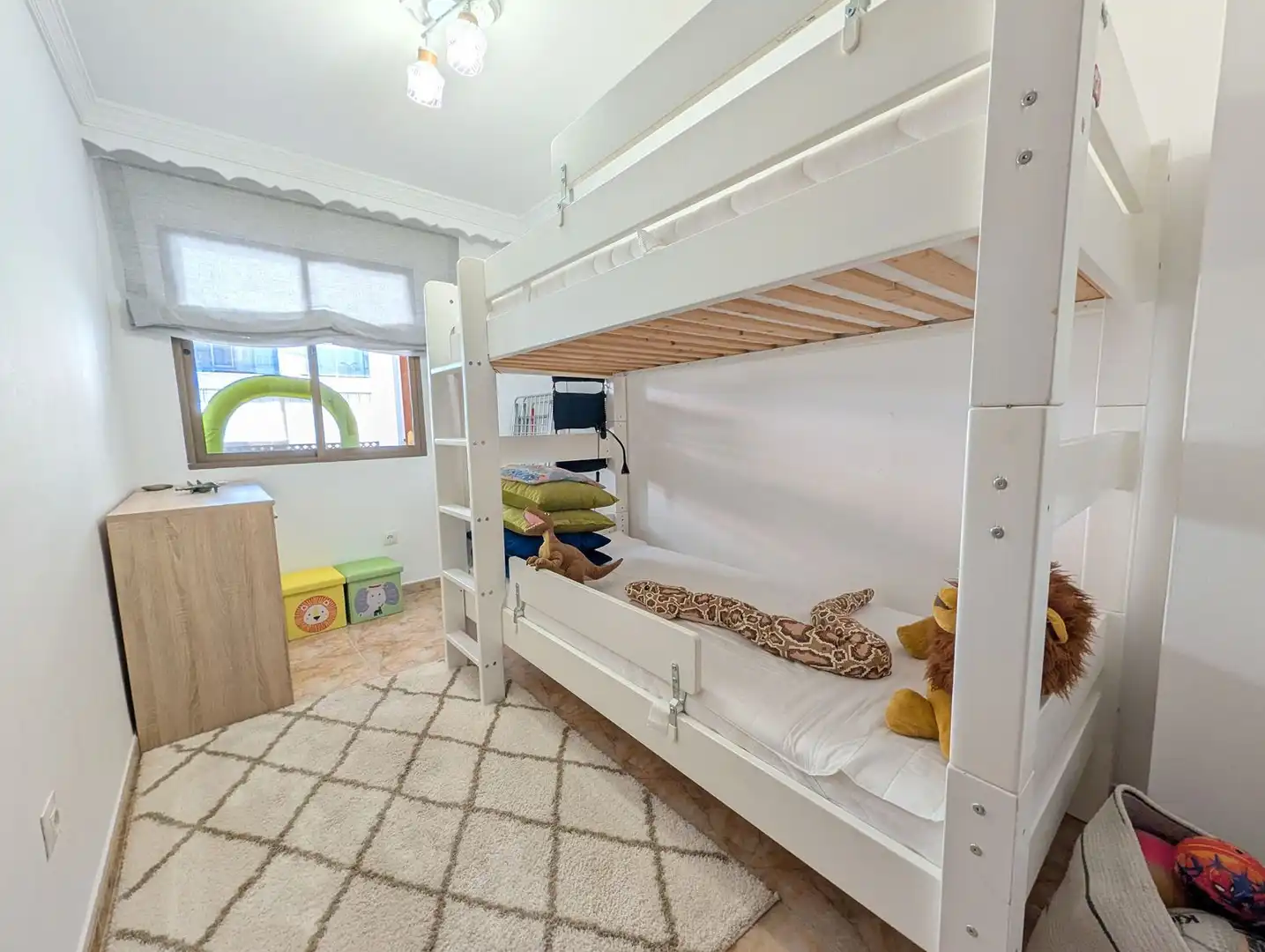 Habitación de Apartamento de alquiler en Estepona con Aire acondicionado, Calefacción y Terraza