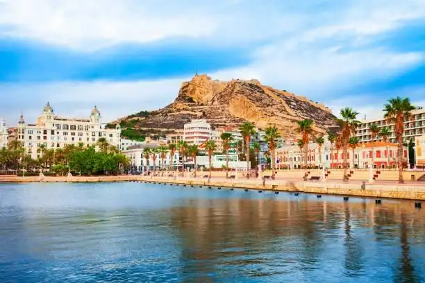 Vista exterior de Àtic en venda en Alicante / Alacant amb Terrassa, Balcó i Piscina comunitària