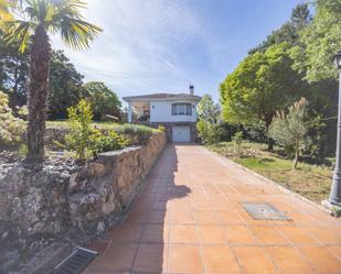 Vista exterior de Casa o xalet en venda en Valdenuño Fernández amb Calefacció, Jardí privat i Piscina