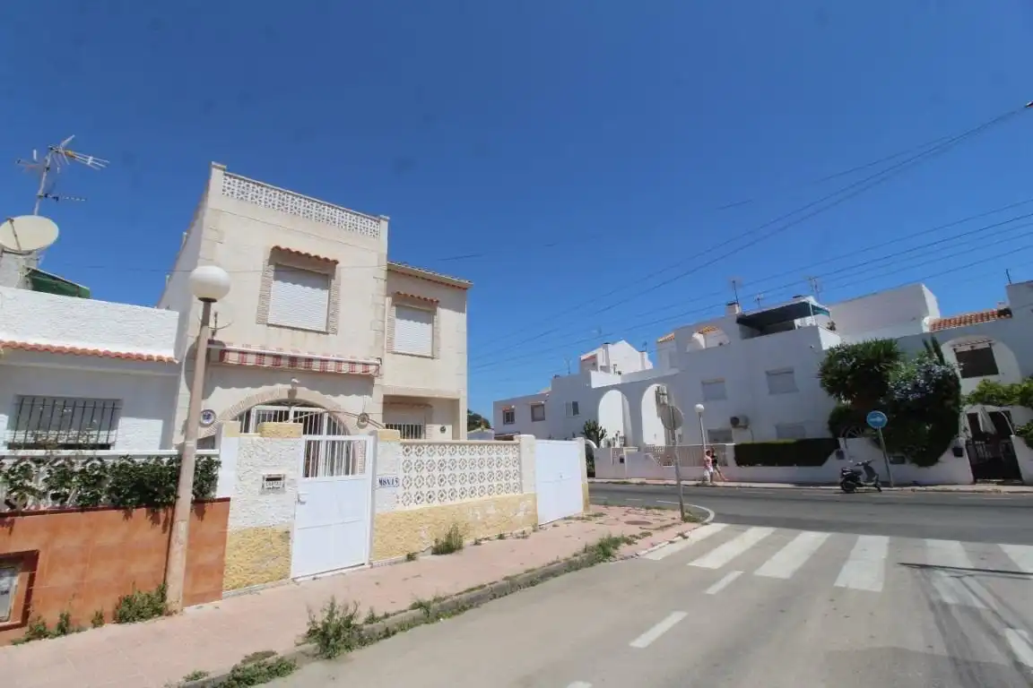 Vista exterior de Casa adosada en venta en Torrevieja con Aire acondicionado, Jardín privado y Terraza