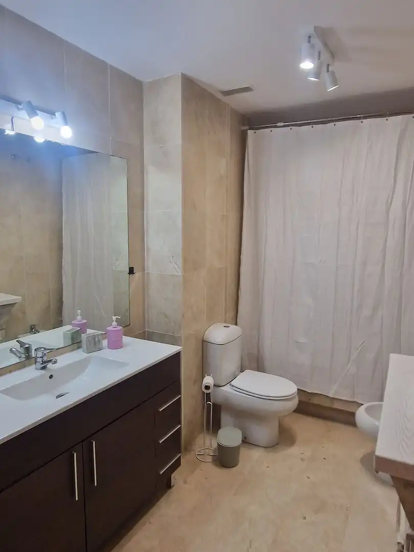 Baño de Planta baja de alquiler en Marbella con Terraza y Piscina comunitaria