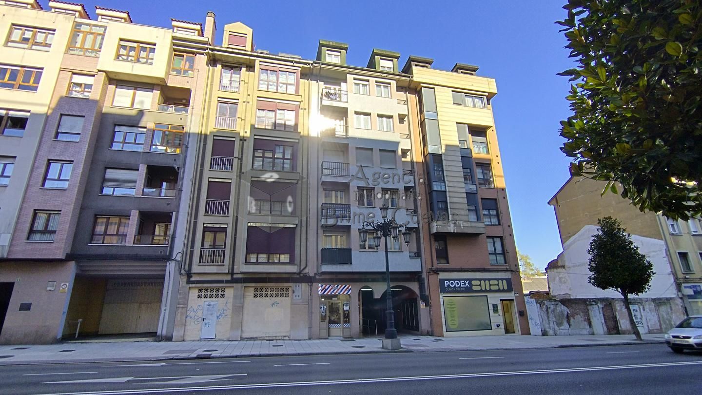Vista exterior de Estudi en venda en Oviedo  amb Calefacció