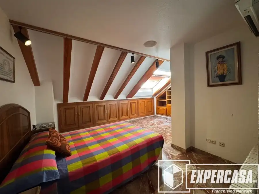 Dormitori de Casa o xalet en venda en Burjassot amb Aire condicionat, Calefacció i Terrassa