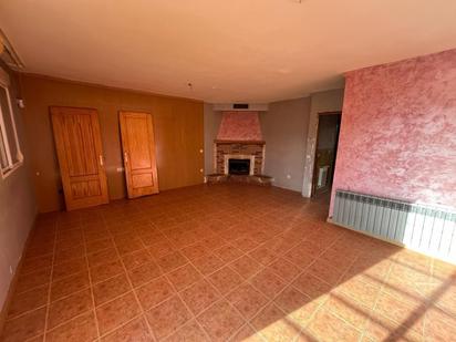 Sala d'estar de Casa adosada en venda en Villanueva de la Torre amb Jardí privat