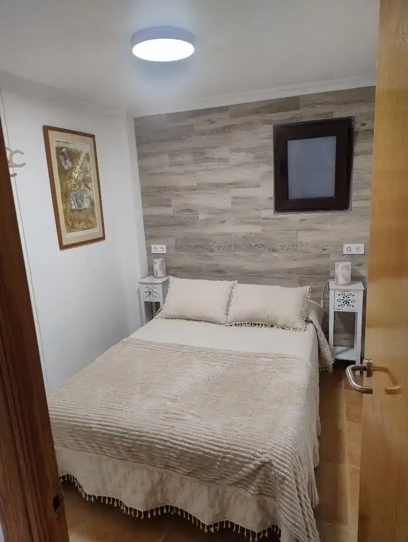 Dormitori de Apartament de lloguer en Sevilla amb Aire condicionat, Moblat i Microones