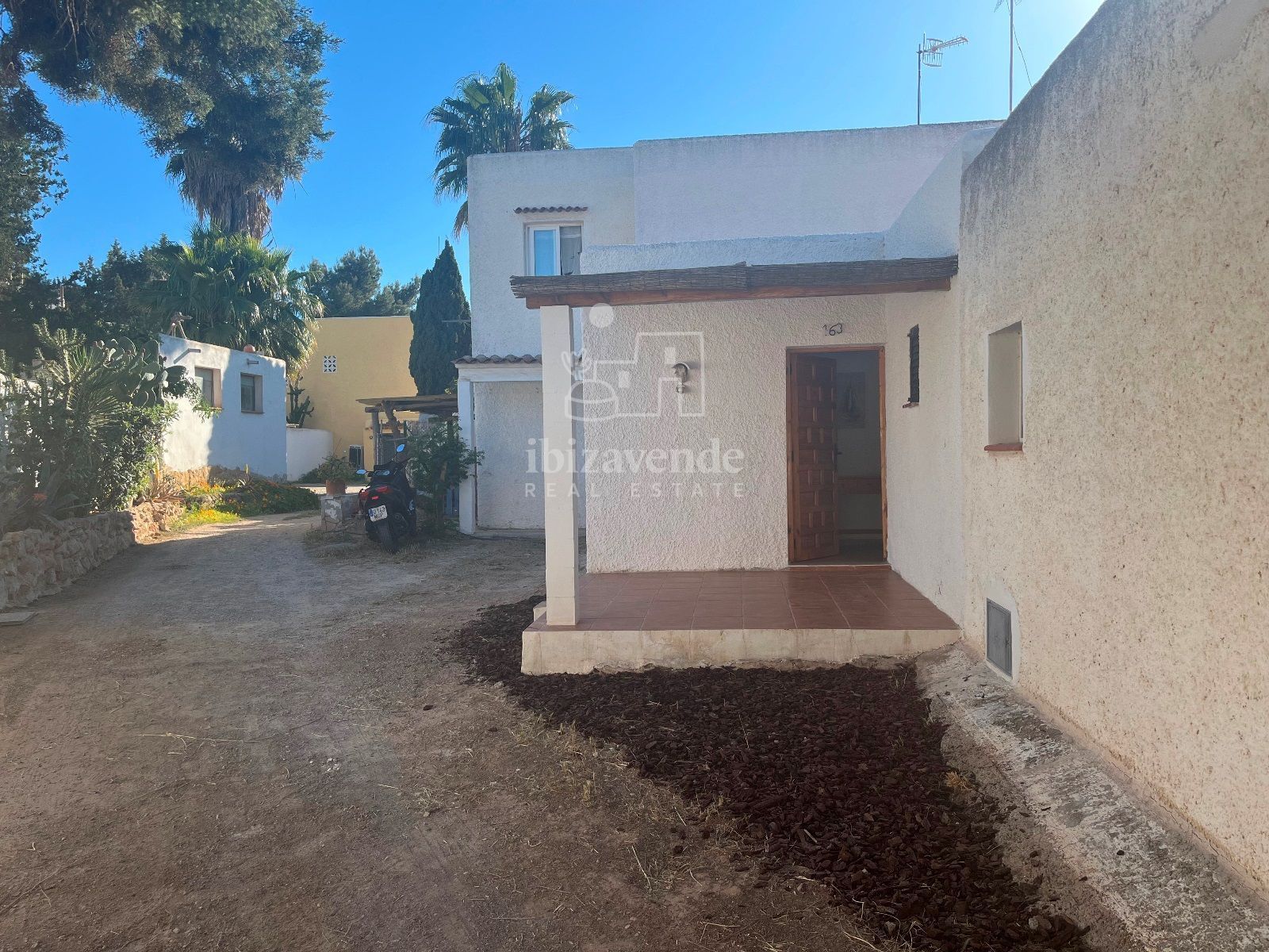 Exterior view of Single-family semi-detached for sale in Sant Josep de sa Talaia  with Air Conditioner, Heating and Private garden