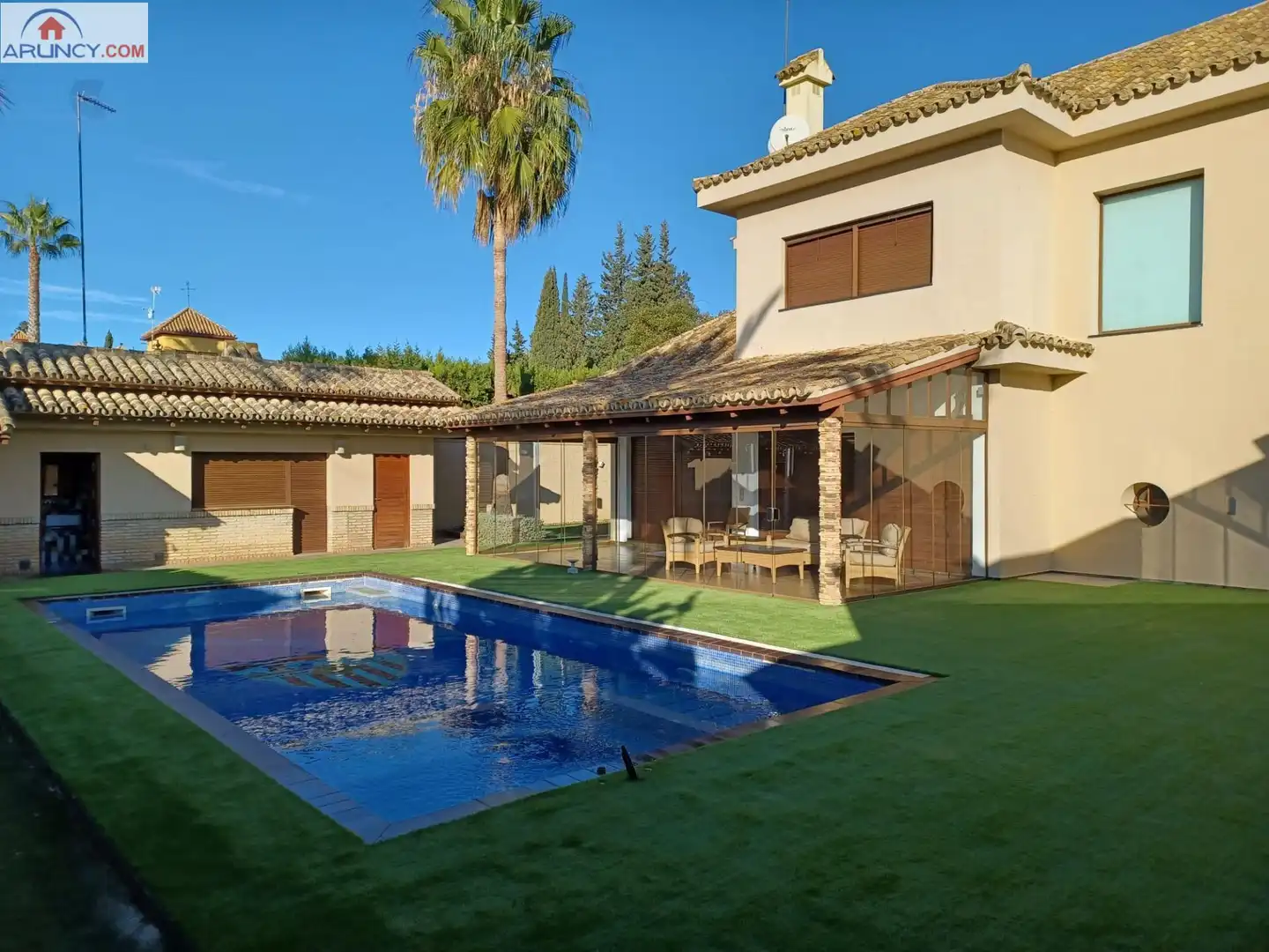 Vista exterior de Casa o xalet en venda en Alcalá de Guadaira amb Aire condicionat, Jardí privat i Traster