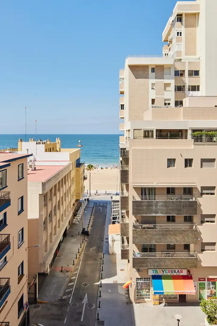 Vista exterior de Àtic en venda en Cádiz amb Aire condicionat, Terrassa i Traster