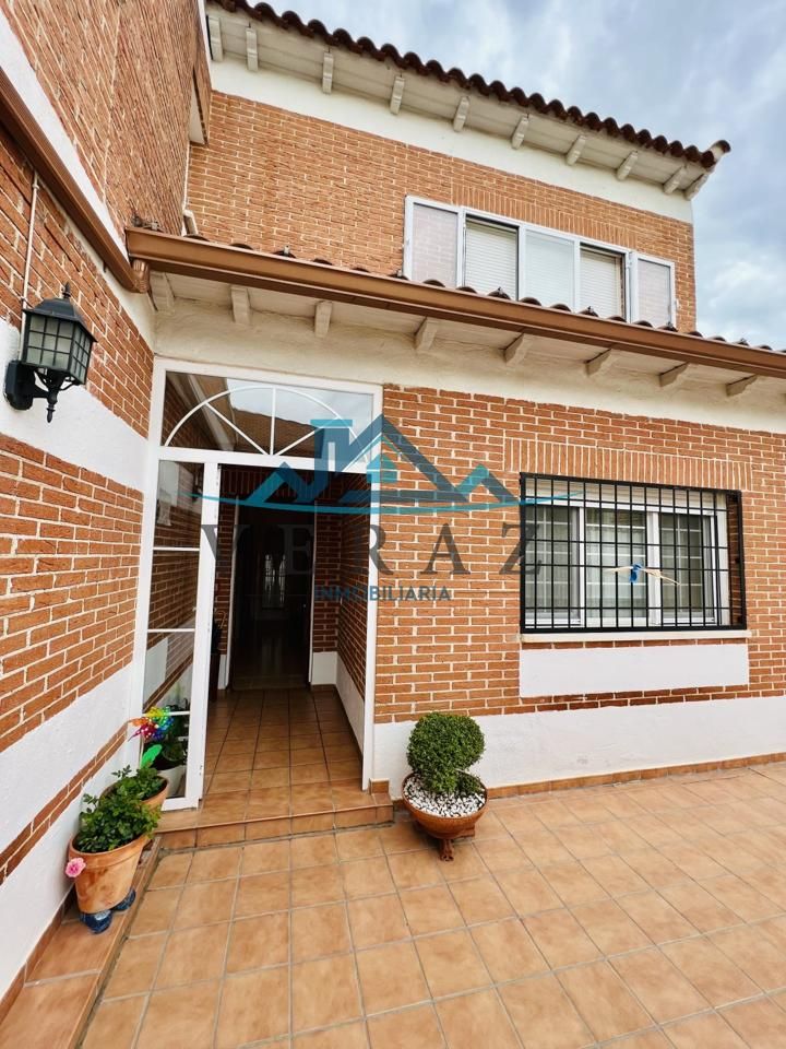 Vista exterior de Casa adosada en venda en Calera y Chozas amb Aire condicionat i Traster