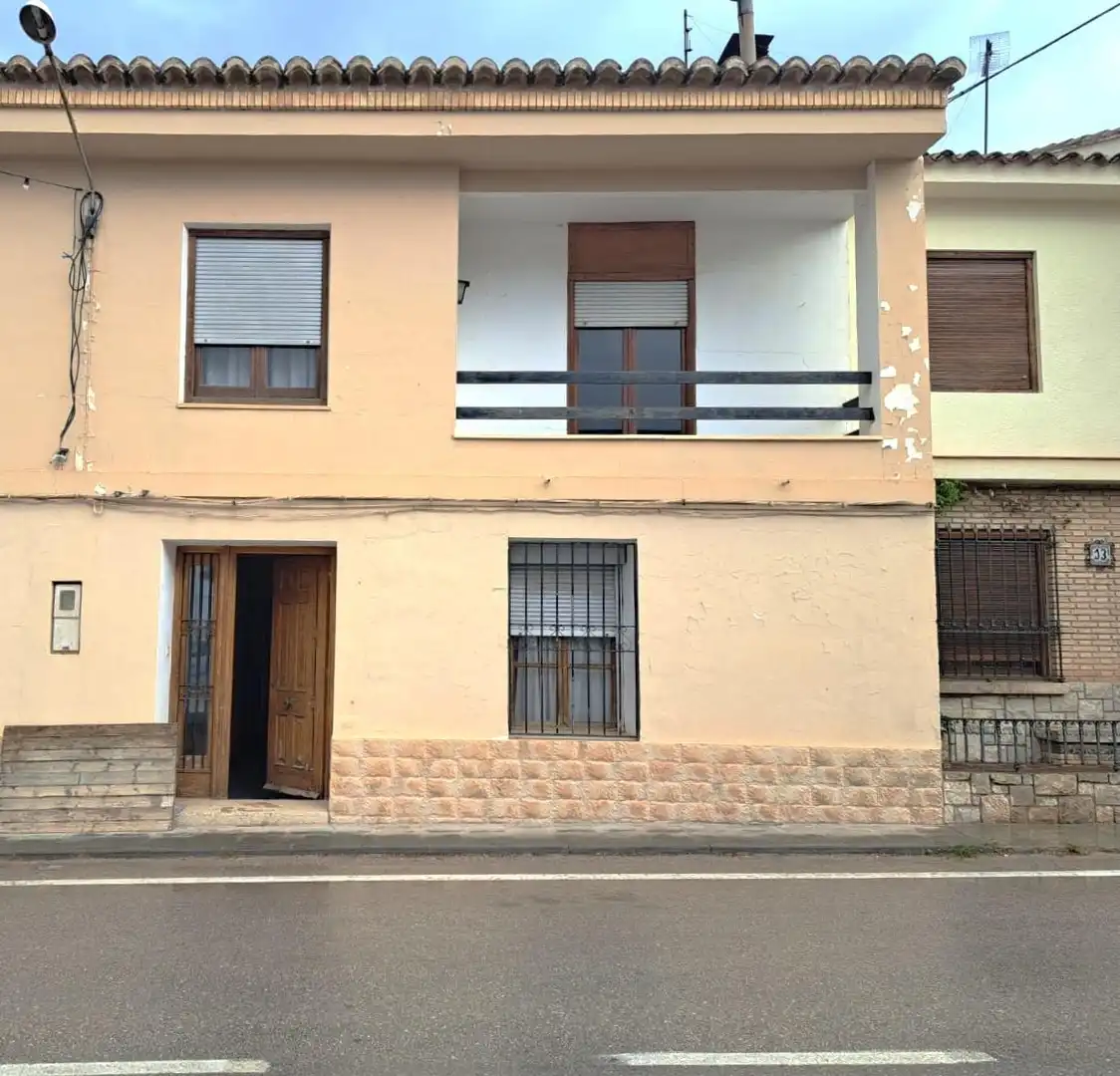 Vista exterior de Casa o xalet en venda en Requena amb Terrassa i Balcó