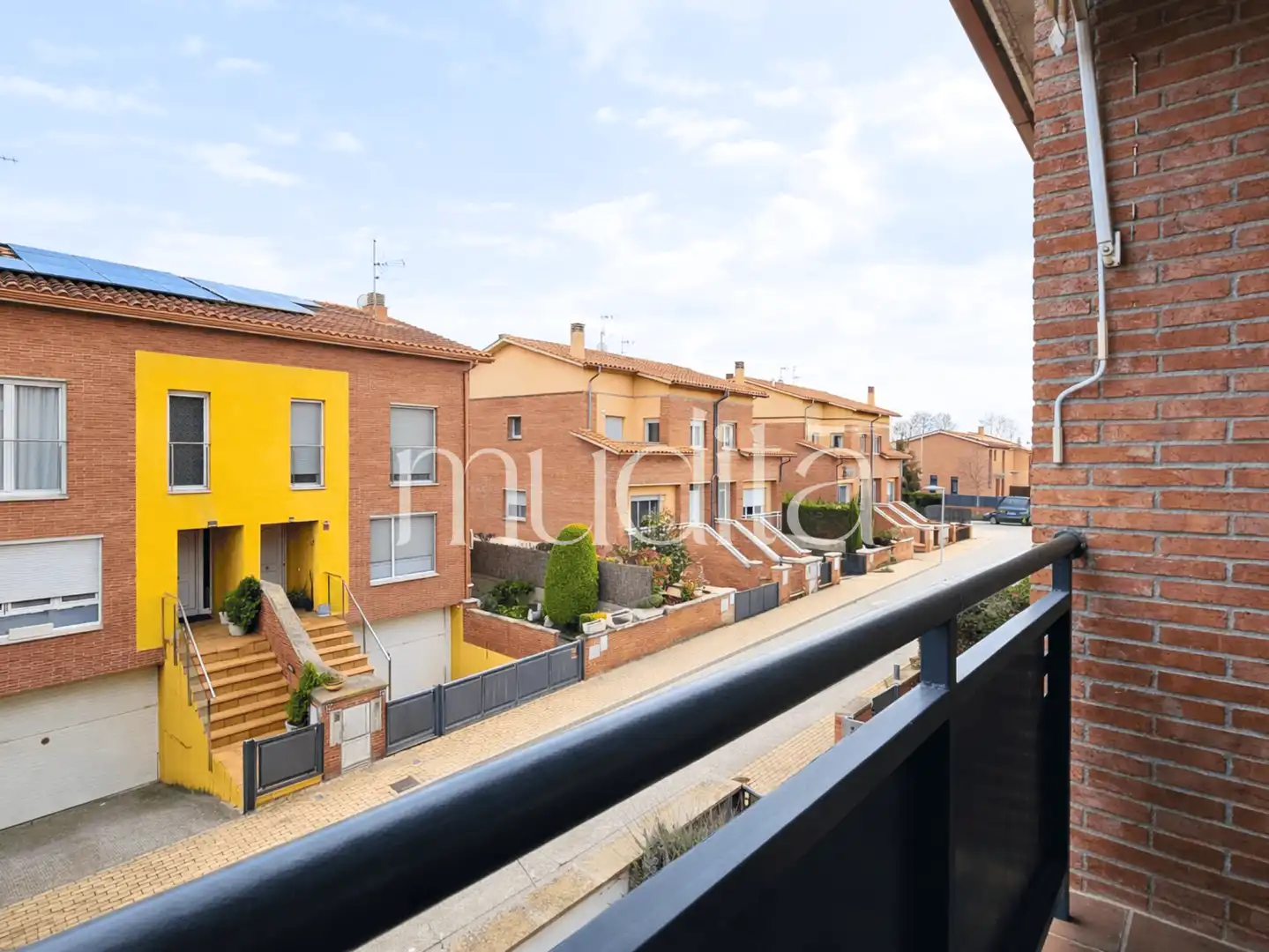 Vista exterior de Casa adosada en venda en Vic amb Calefacció, Jardí privat i Terrassa