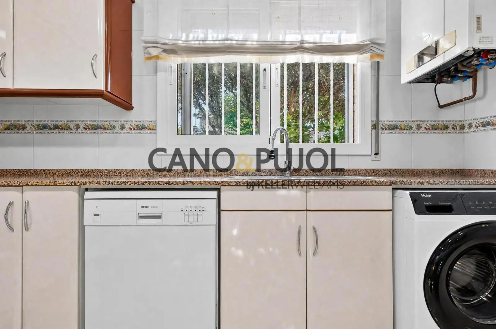 Cuina de Casa o xalet en venda en Parets del Vallès amb Aire condicionat, Calefacció i Jardí privat