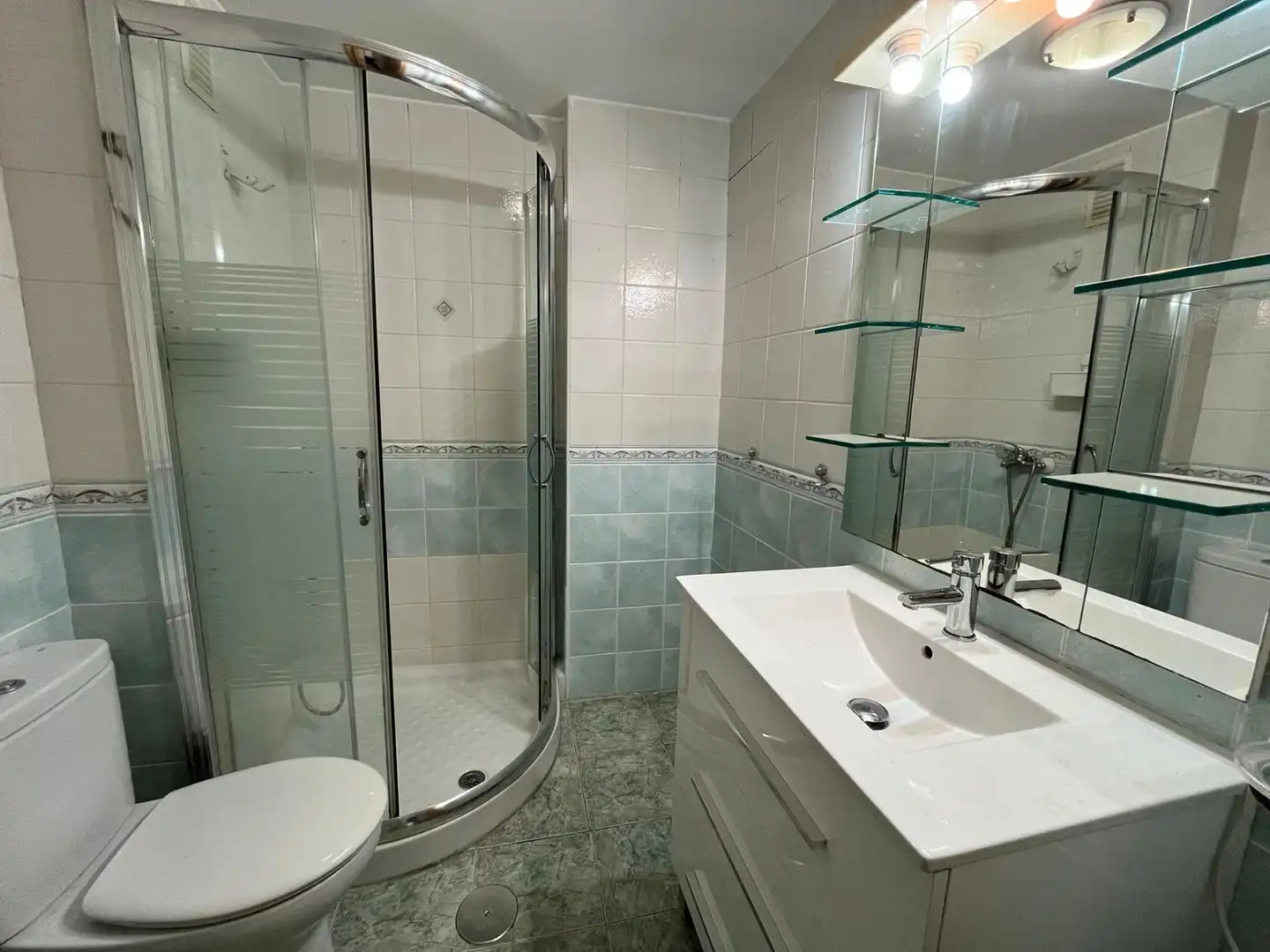 Baño de Piso de alquiler en Granada con Aire acondicionado, Calefacción y Terraza