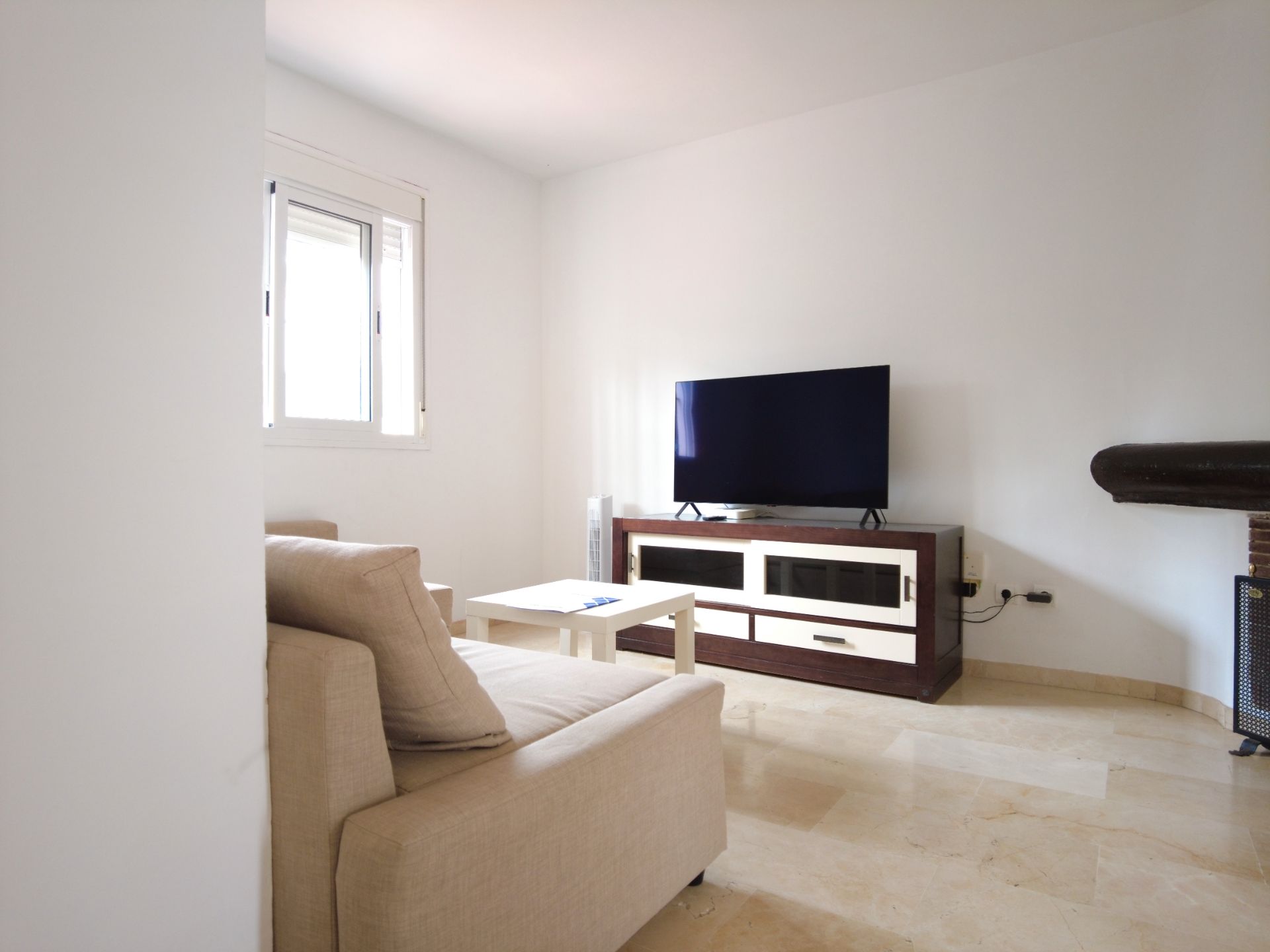 Sala d'estar de Casa adosada en venda en Estepona amb Jardí privat, Terrassa i Moblat