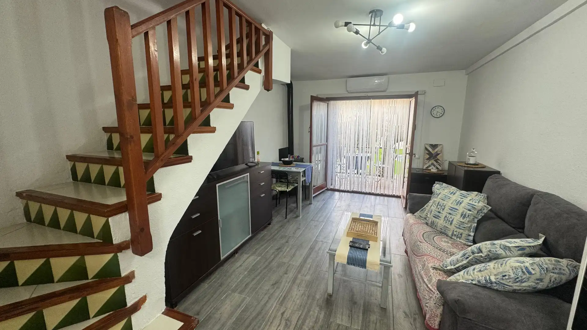 Wohnzimmer von Einfamilien-Reihenhaus zum Verkauf in Torredembarra mit Klimaanlage, Heizung und Privatgarten