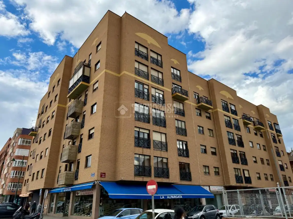 Vista exterior de Piso en venta en León Capital  con Calefacción, Parquet y Terraza