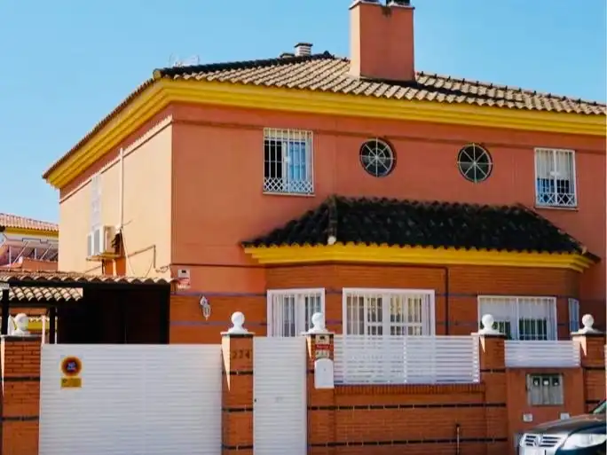 Vista exterior de Casa o xalet de lloguer en Mairena del Aljarafe amb Aire condicionat, Jardí privat i Piscina