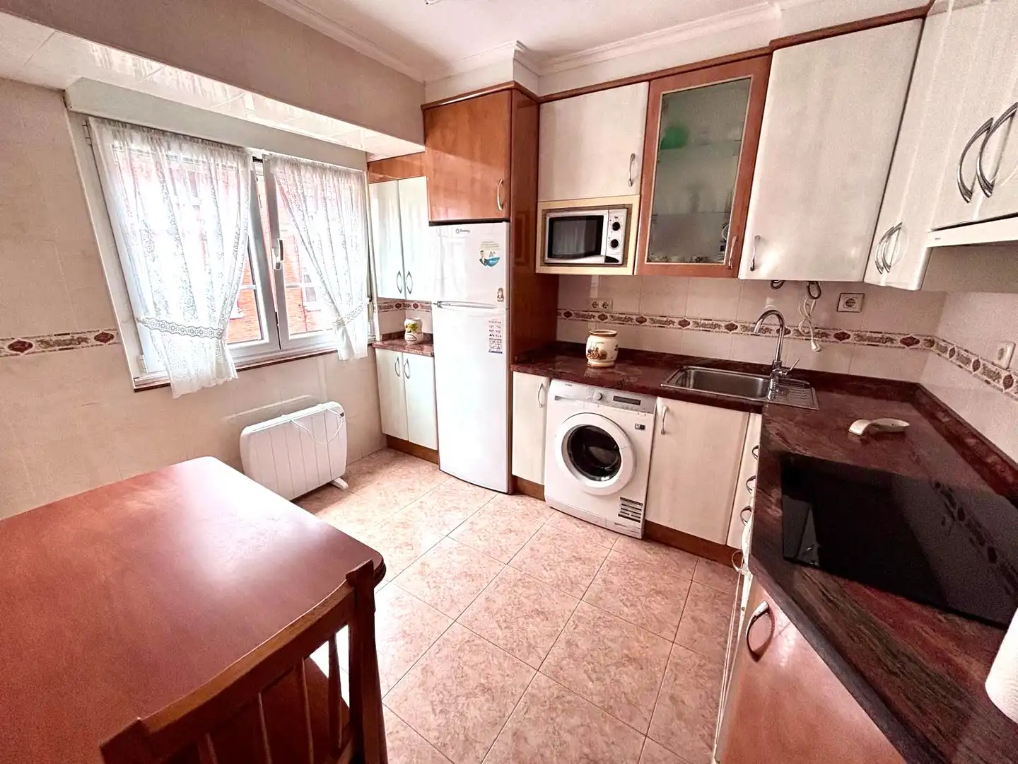 Cuina de Pis de lloguer en Gijón  amb Calefacció, Parquet i Terrassa