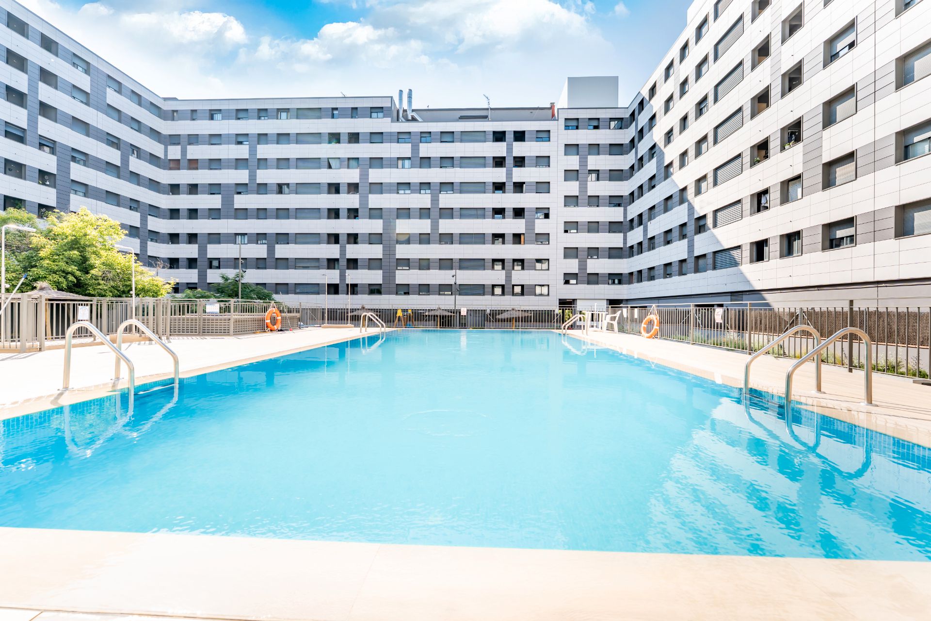 Piscina de Pis de lloguer en  Madrid Capital amb Terrassa i Piscina comunitària