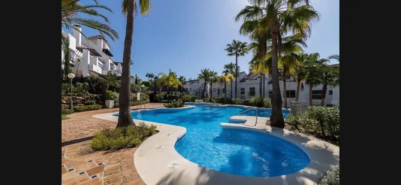 Vista exterior de Casa o xalet de lloguer en Marbella amb Aire condicionat, Calefacció i Jardí privat