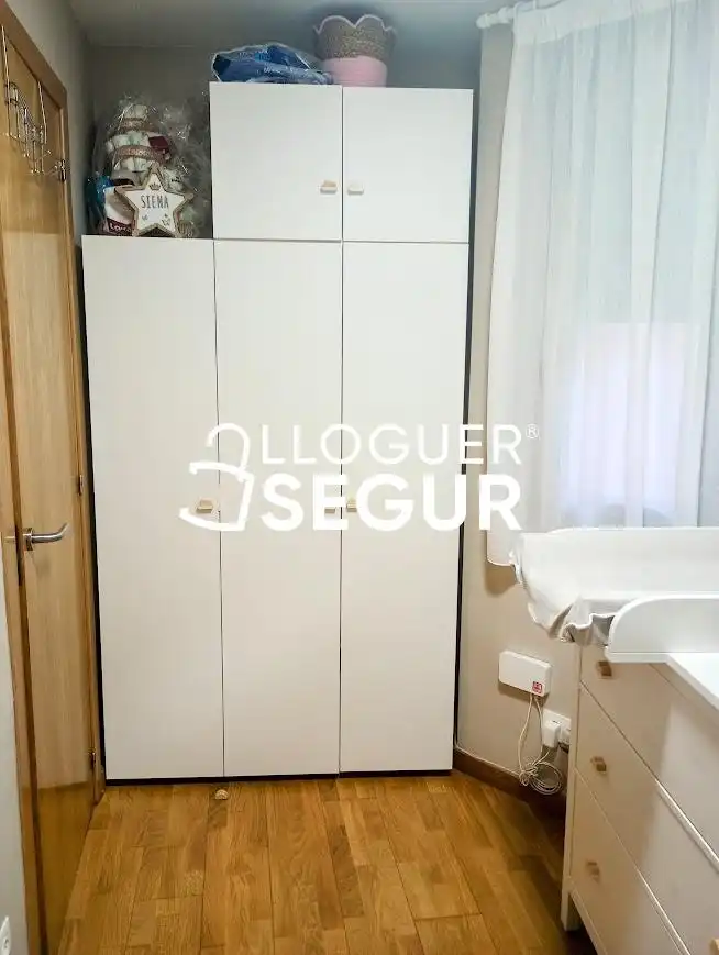 Dormitori de Pis de lloguer en Sant Boi de Llobregat amb Aire condicionat, Calefacció i Terrassa