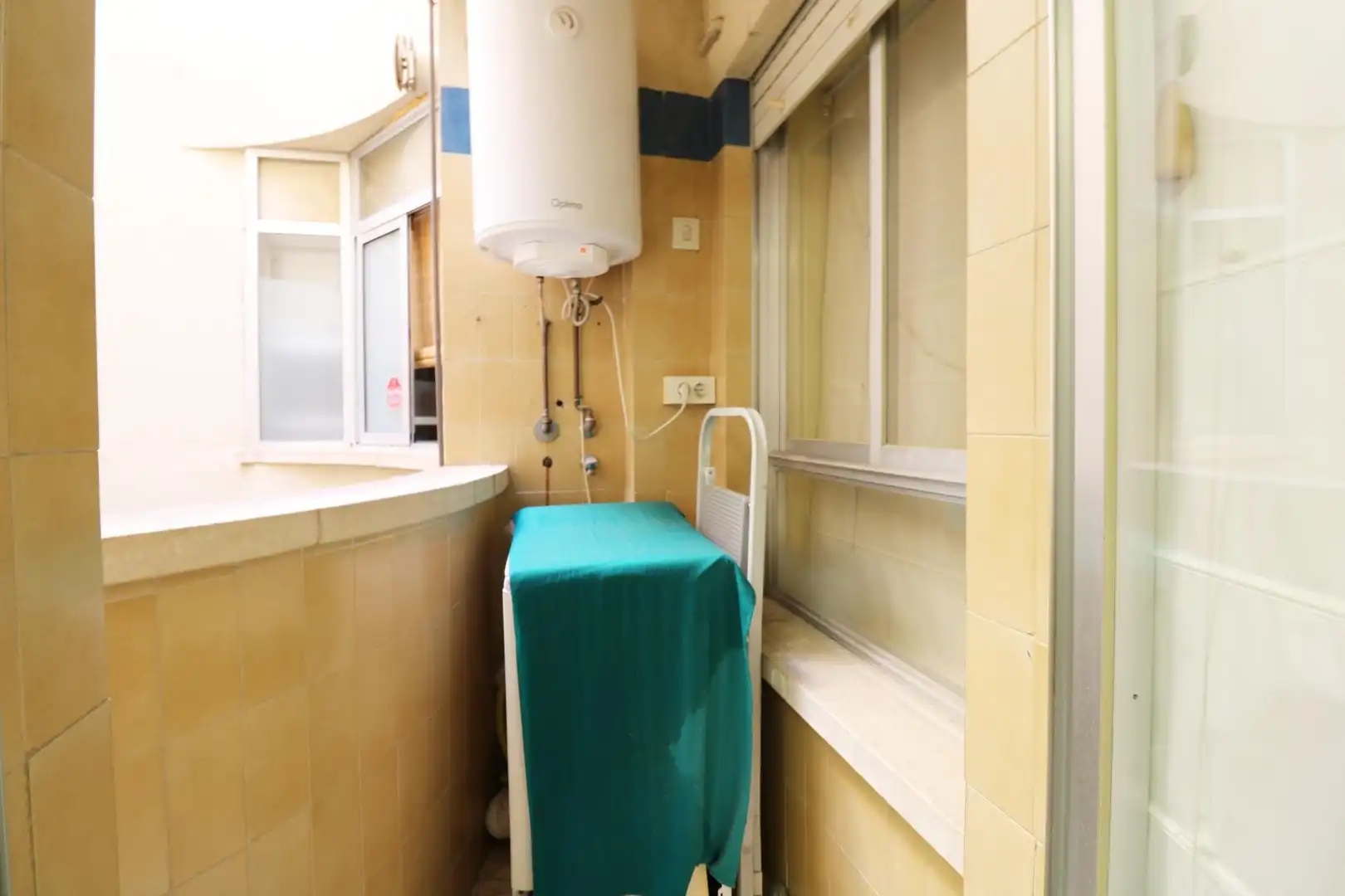 Bathroom of Flat for rent in Elche / Elx  with Air Conditioner, Furnished and Balcony