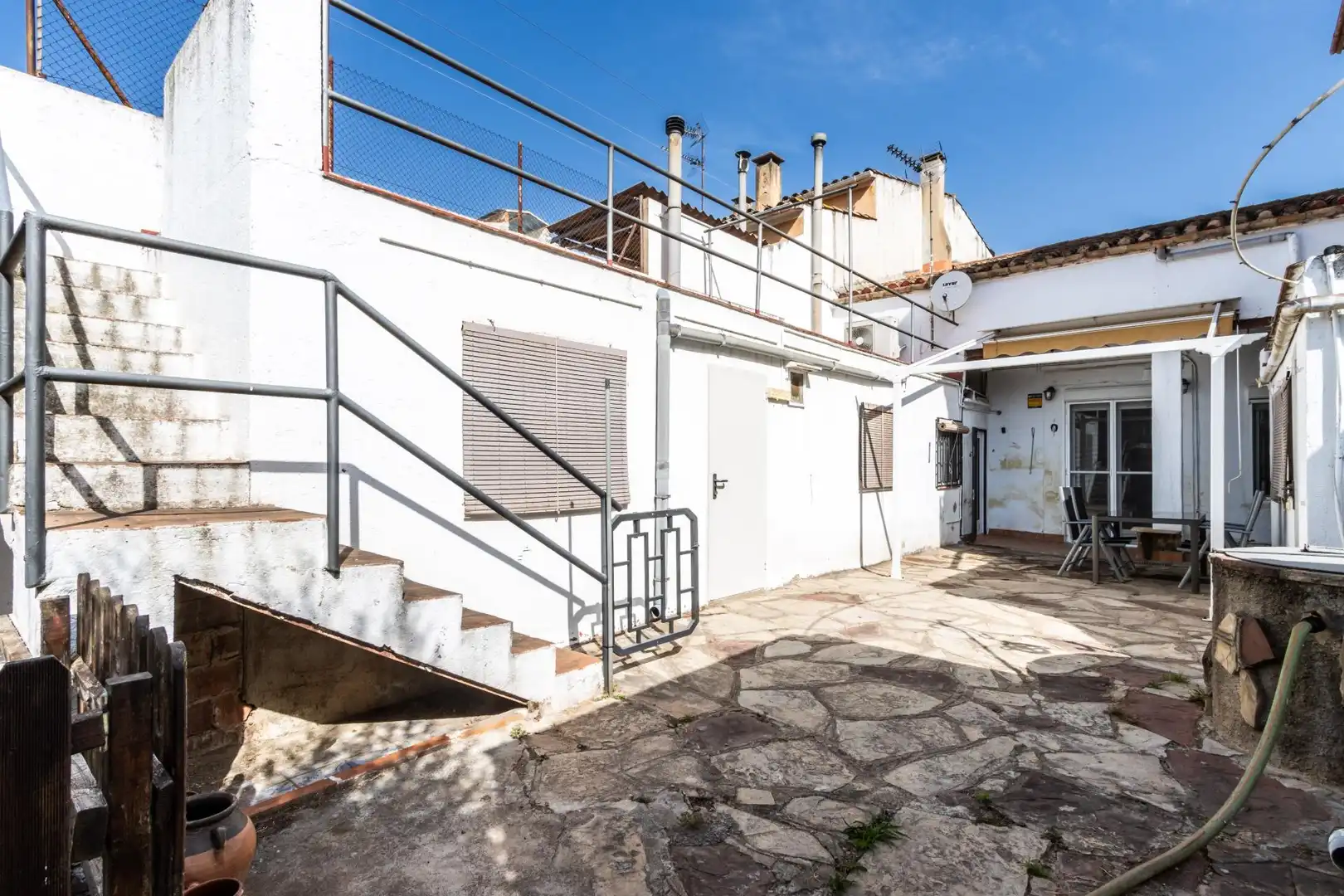 Vista exterior de Casa o xalet en venda en Castellar del Vallès amb Aire condicionat, Calefacció i Jardí privat