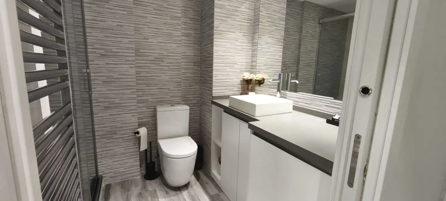 Badezimmer von Wohnung zum Verkauf in Salou mit Klimaanlage, Heizung und Terrasse