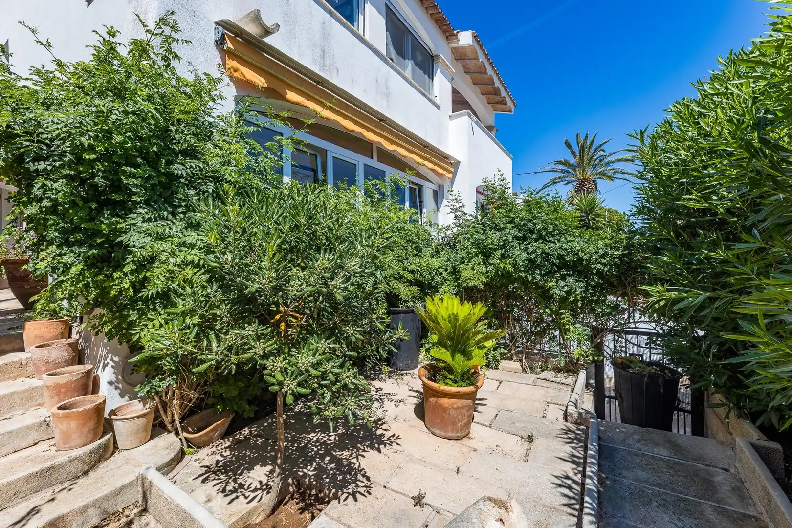 Garten von Einfamilien-Reihenhaus zum Verkauf in Ses Salines mit Klimaanlage, Heizung und Terrasse