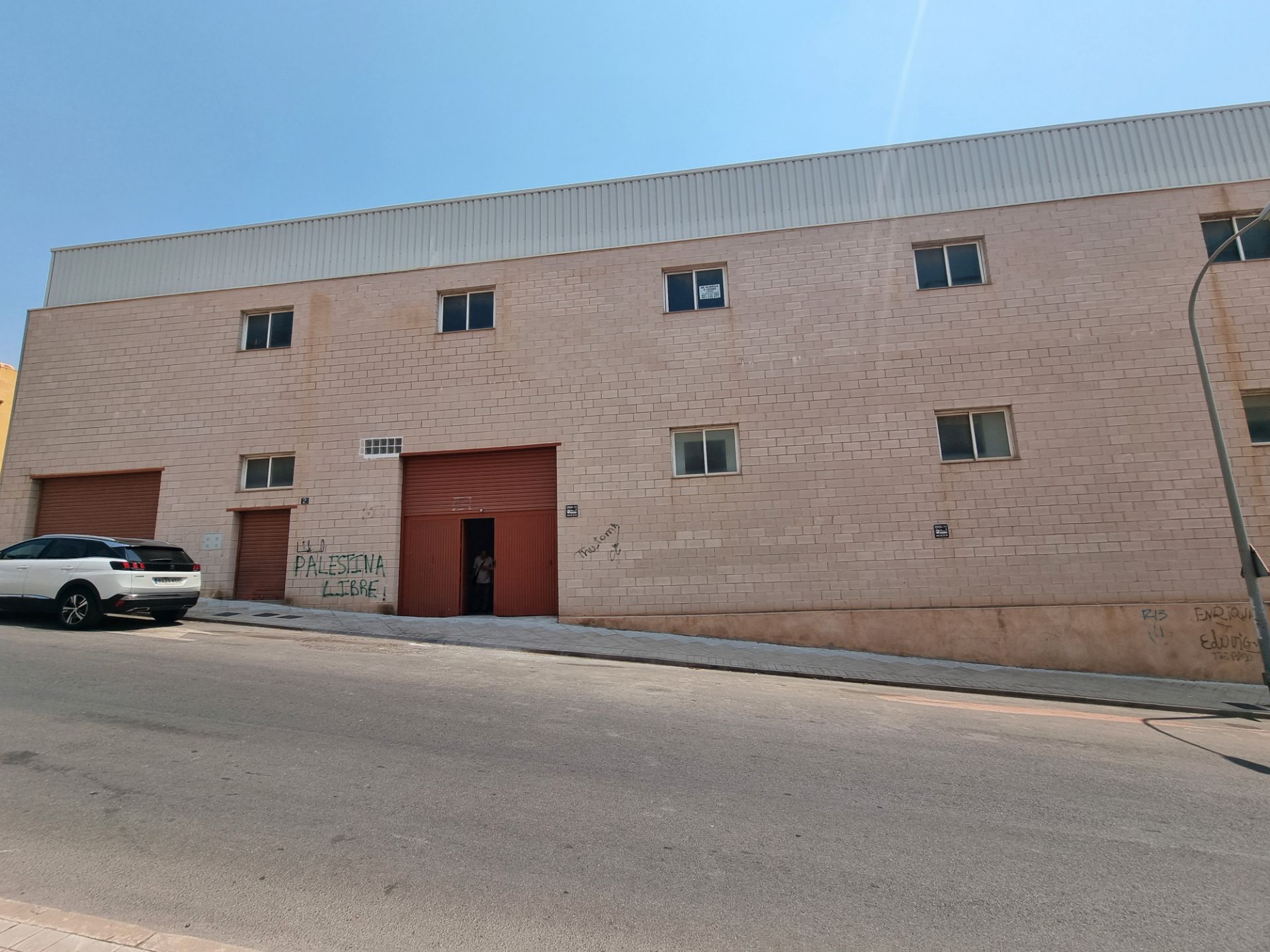Vista exterior de Nau industrial en venda en  Almería Capital amb Alarma