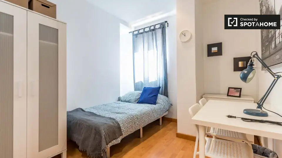 Habitación de Piso de alquiler en Valencia con Aire acondicionado, Calefacción y Amueblado