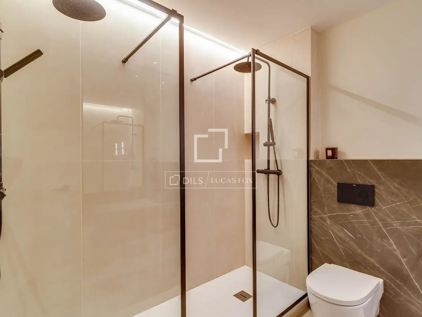 Badezimmer von Wohnung zum Verkauf in Barcelona mit Klimaanlage, Heizung und Parkett