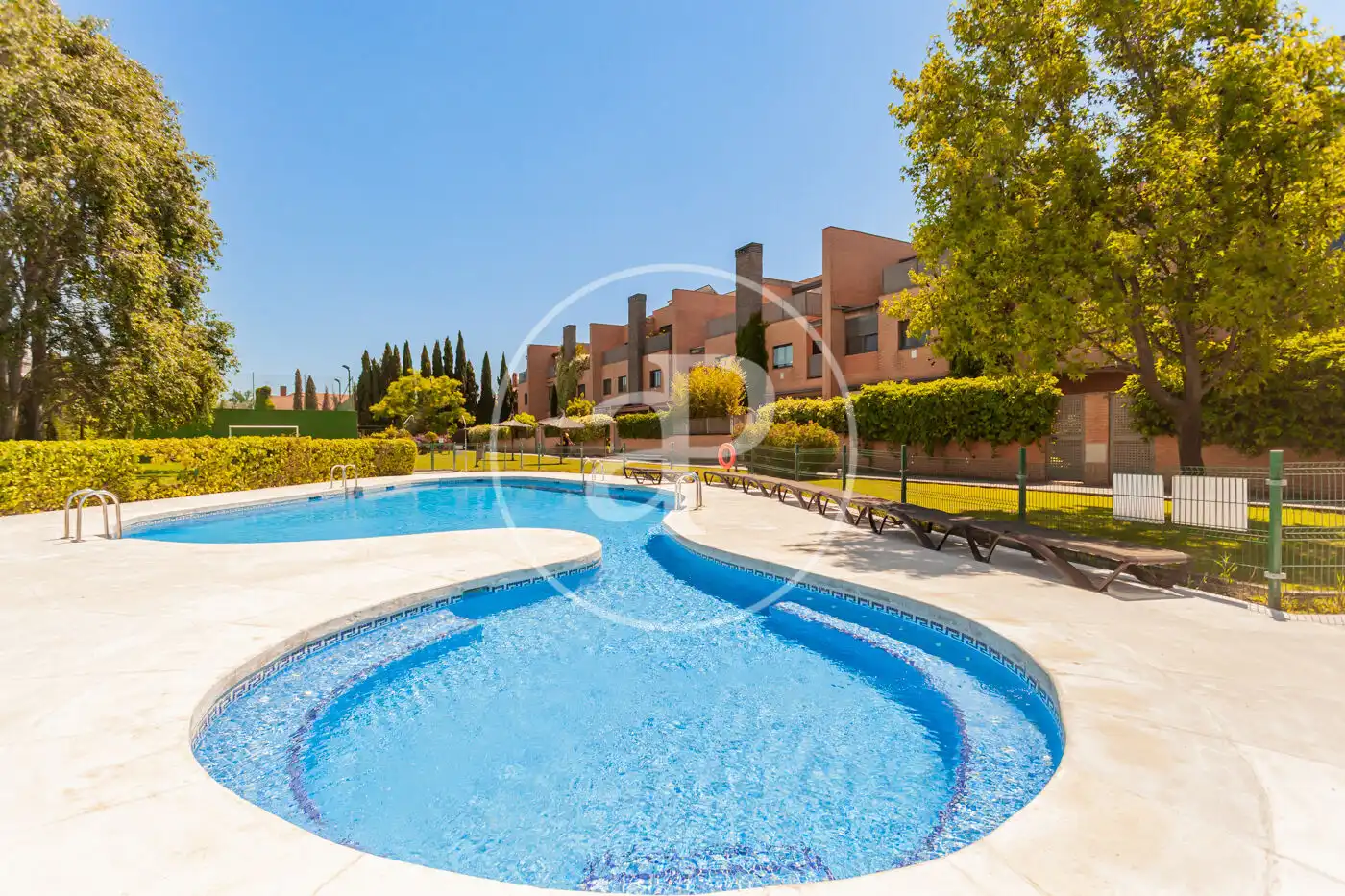Piscina de Casa adosada en venta en Madrid con Aire acondicionado, Calefacción y Jardín privado