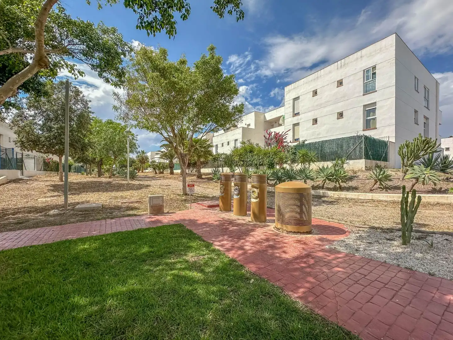Vista exterior de Piso en venta en Almería con Aire acondicionado, Terraza y Balcón