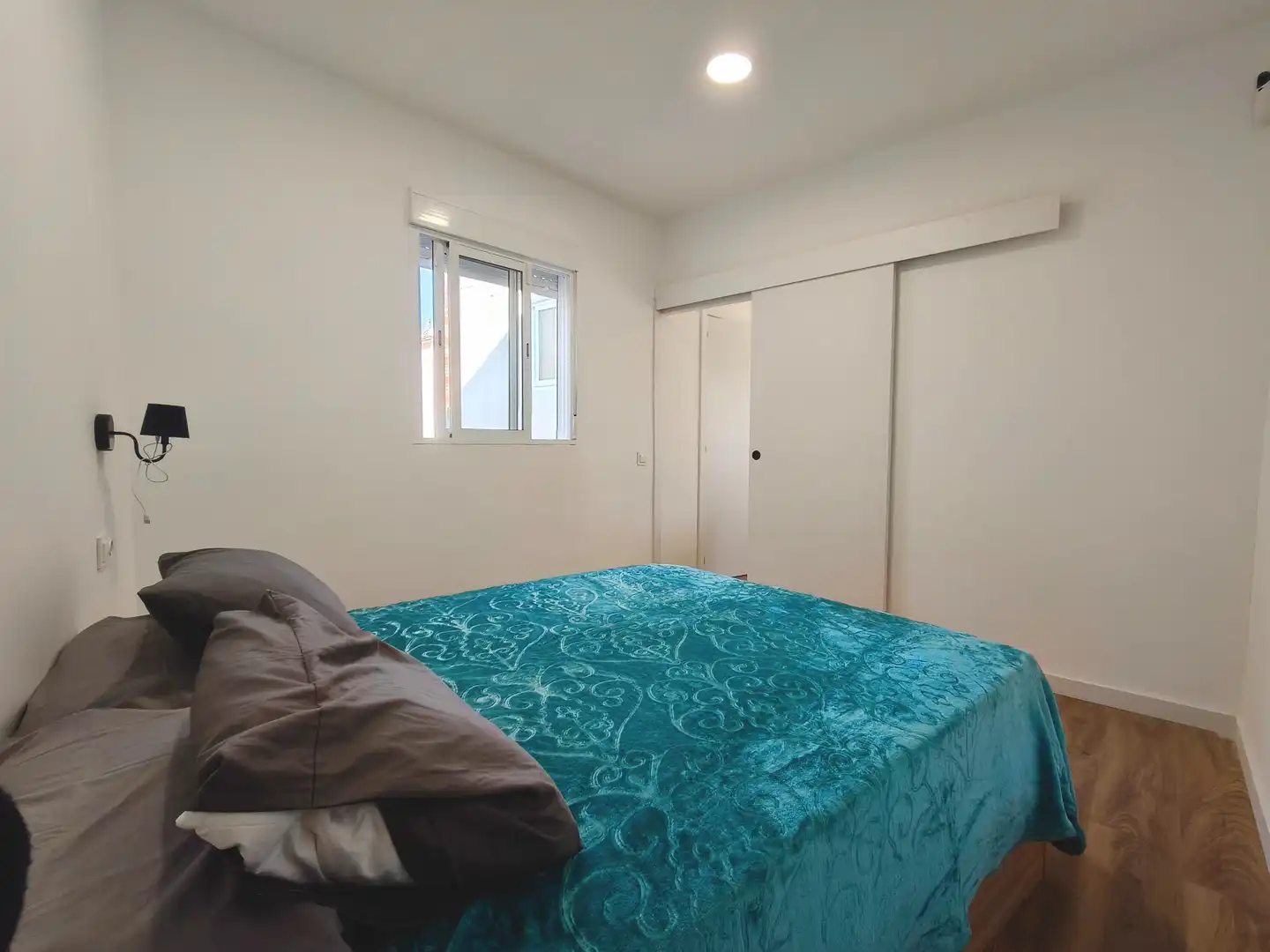 Habitación de Ático en venta en L'Hospitalet de Llobregat con Parquet, Terraza y Trastero