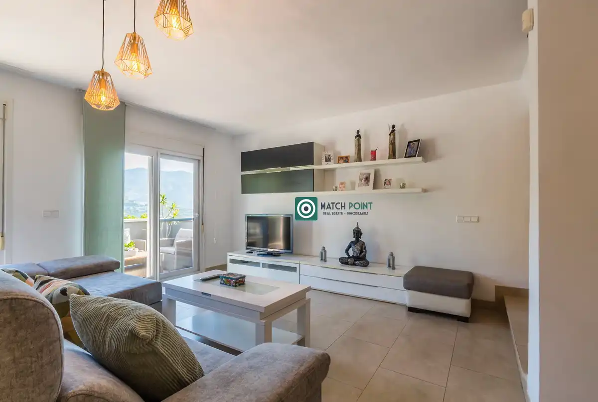 Sala d'estar de Casa adosada en venda en Almuñécar amb Moblat
