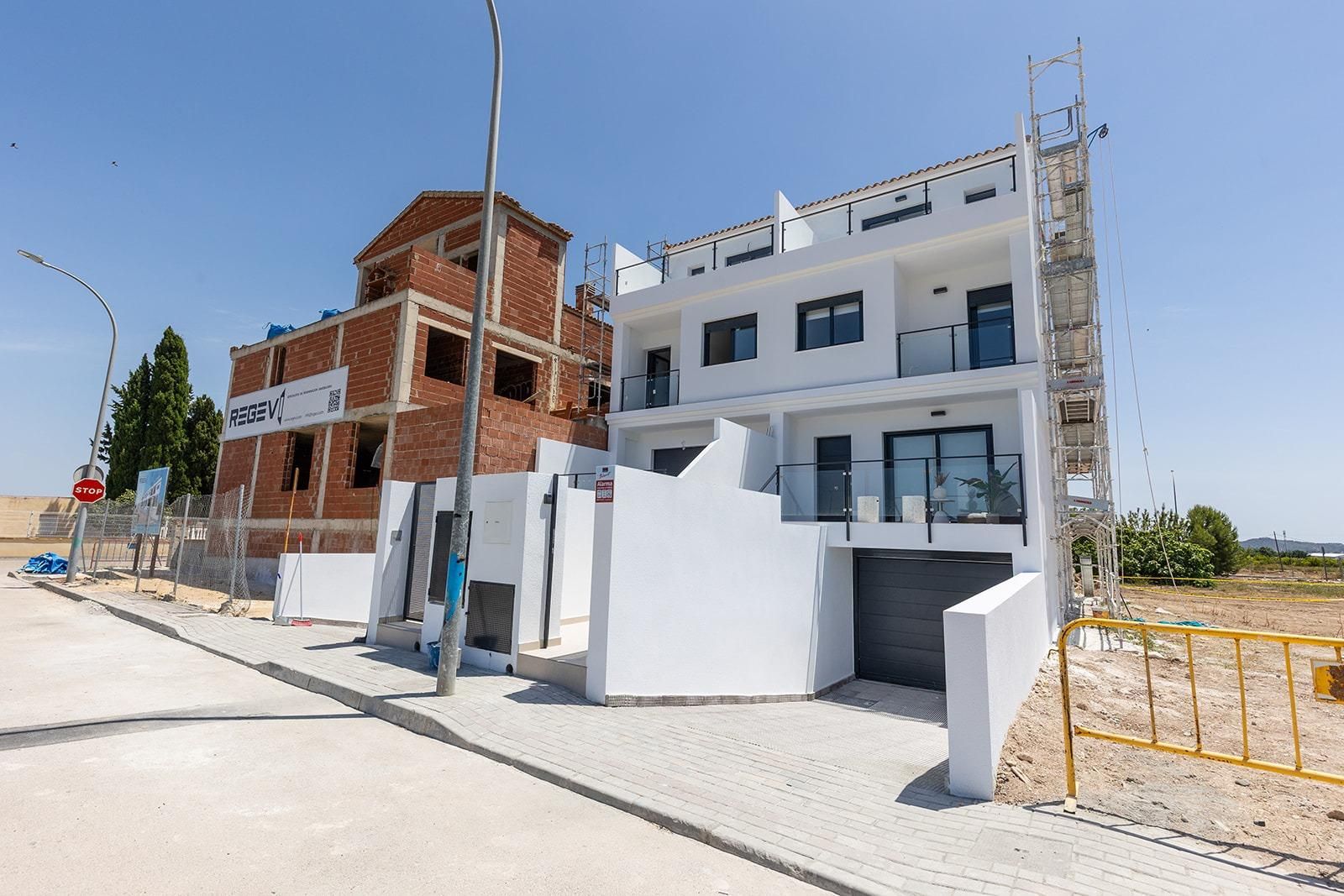 Vista exterior de Casa adosada en venda en Orihuela amb Terrassa i Piscina comunitària