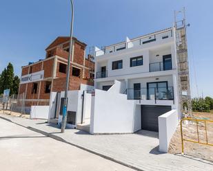 Vista exterior de Casa adosada en venda en Orihuela amb Terrassa i Piscina comunitària